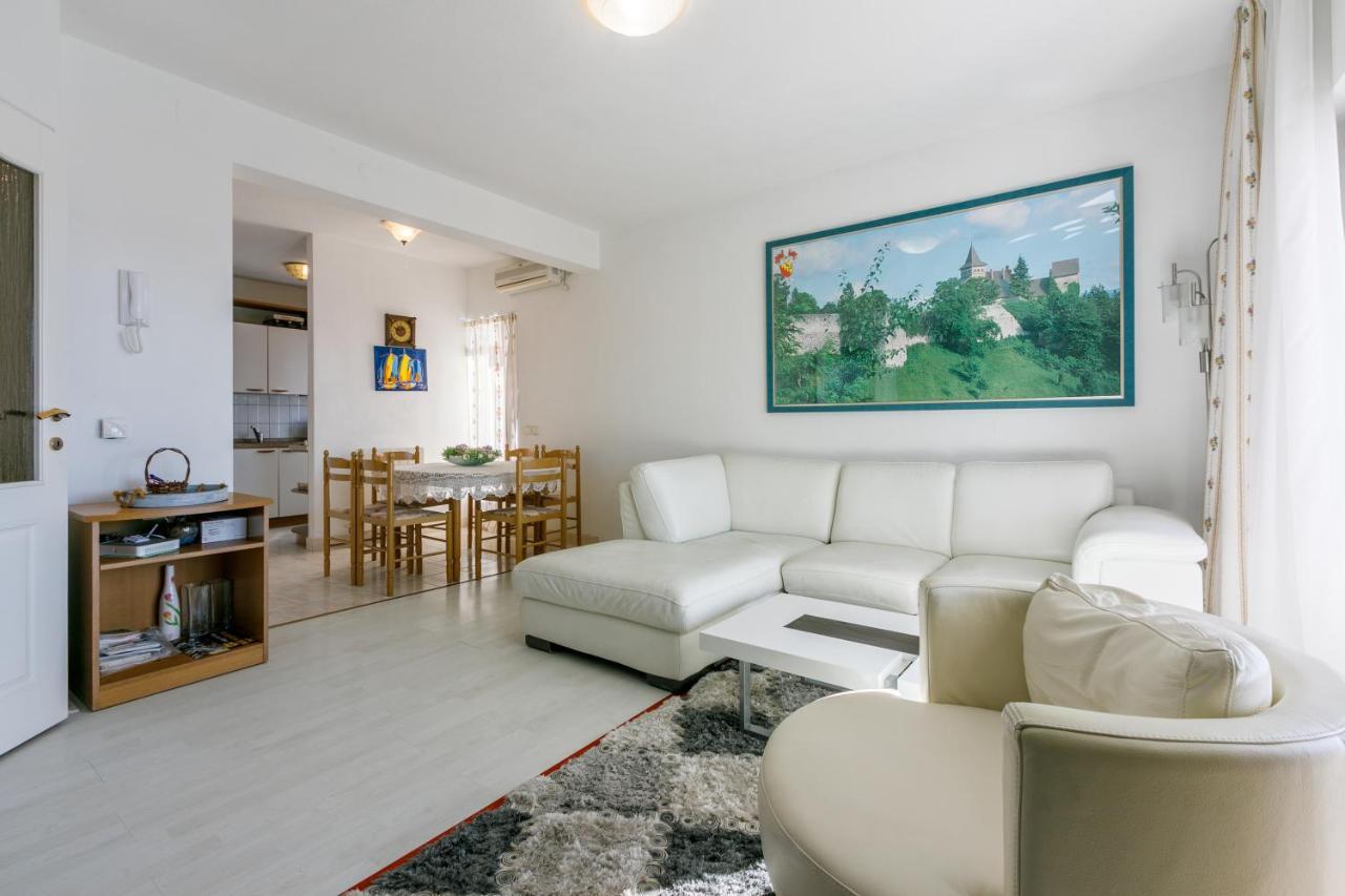 Apartment Eni Selce Buitenkant foto