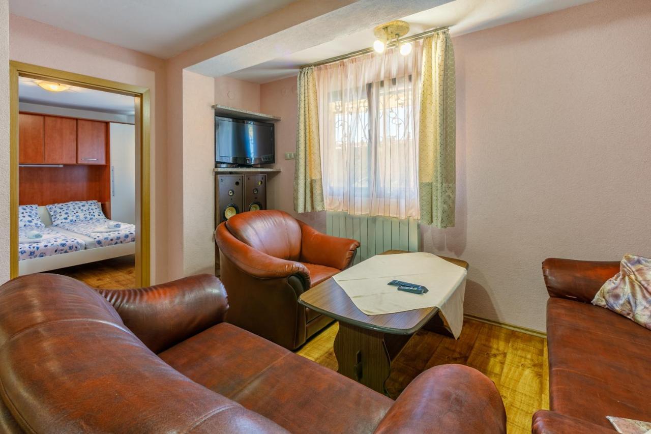 Apartment Eni Selce Buitenkant foto