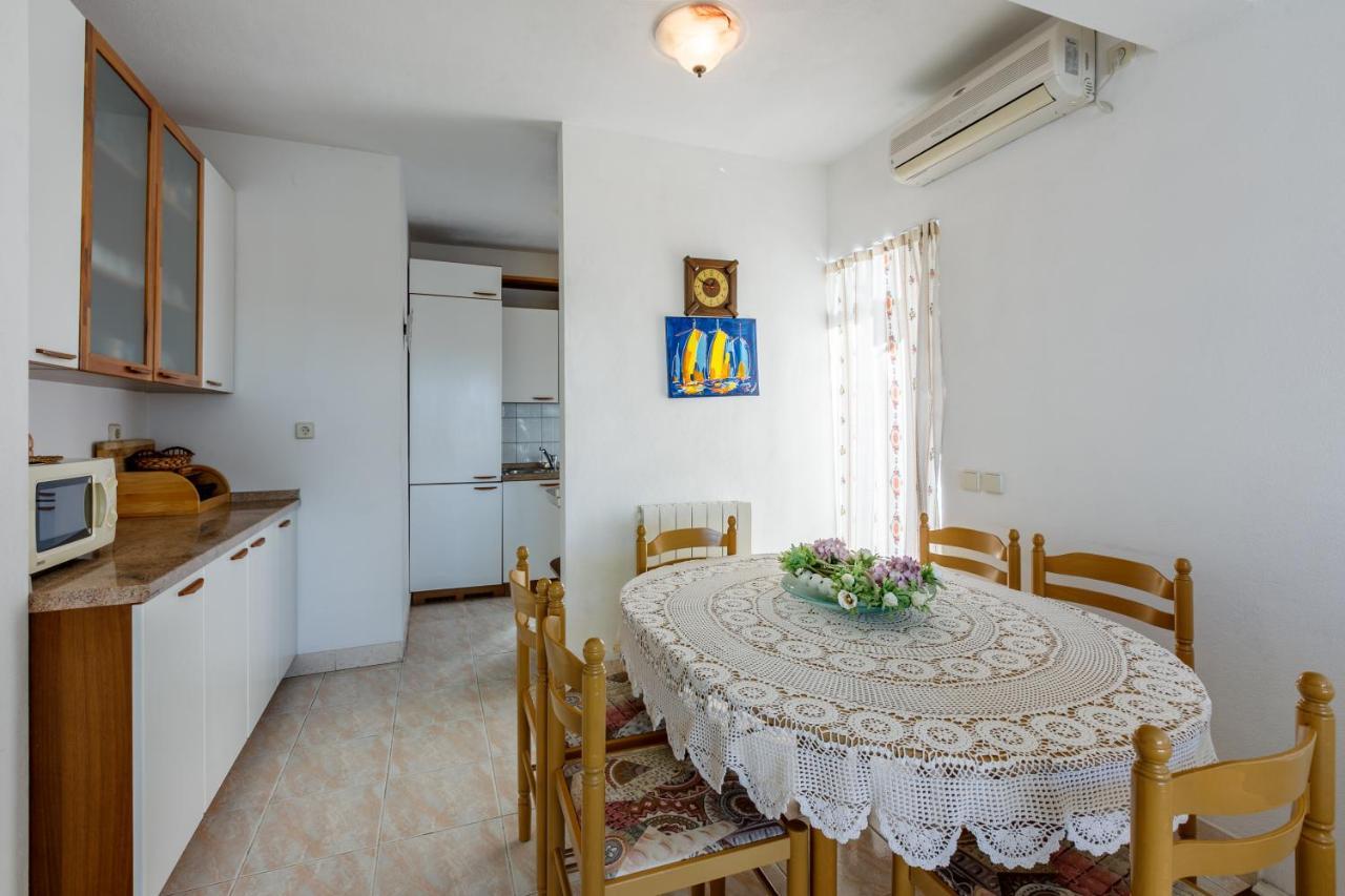 Apartment Eni Selce Buitenkant foto