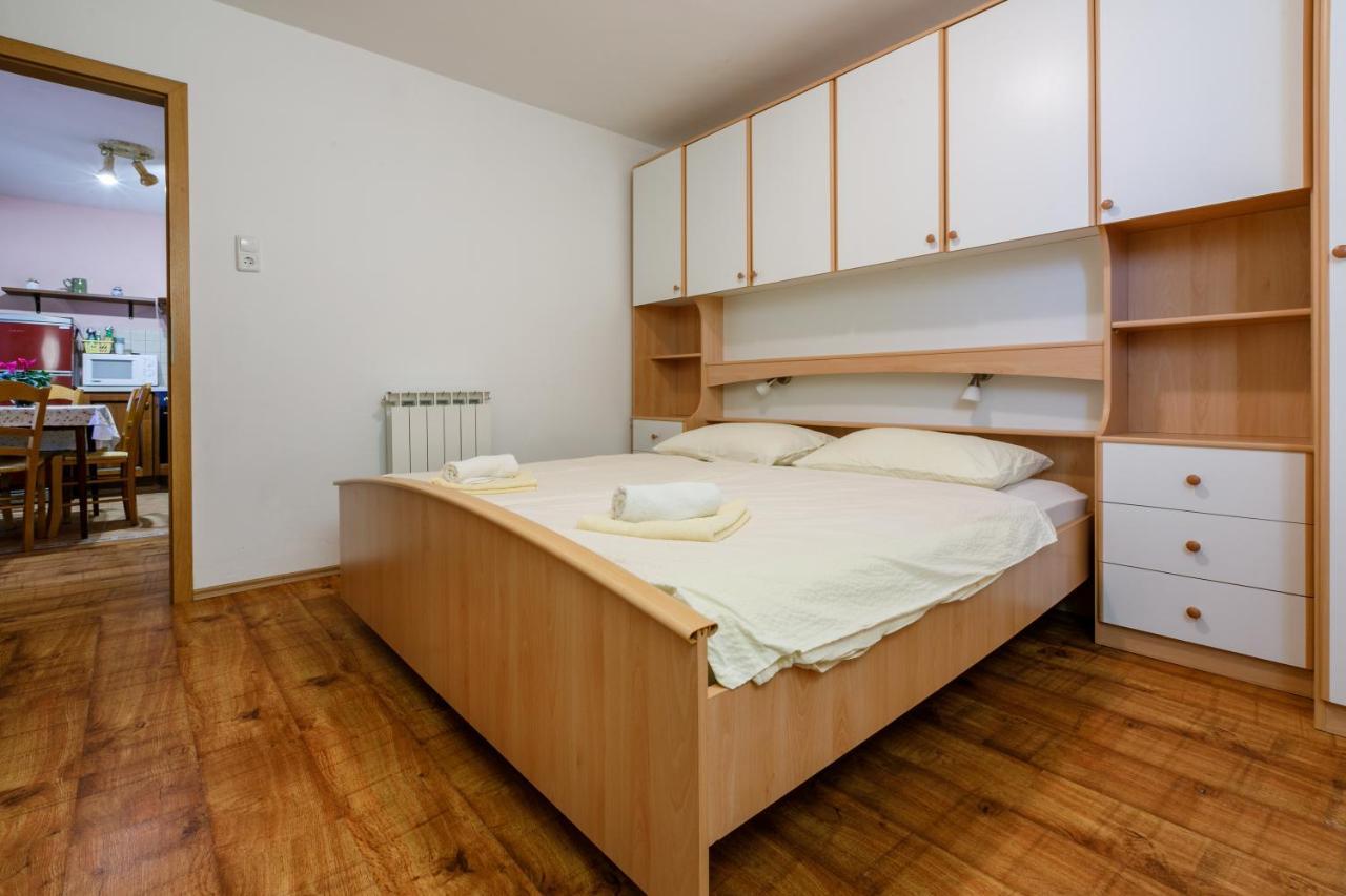 Apartment Eni Selce Buitenkant foto